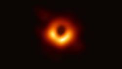 Kara delik fotoğraflarında neden bir kısım daha parlak?