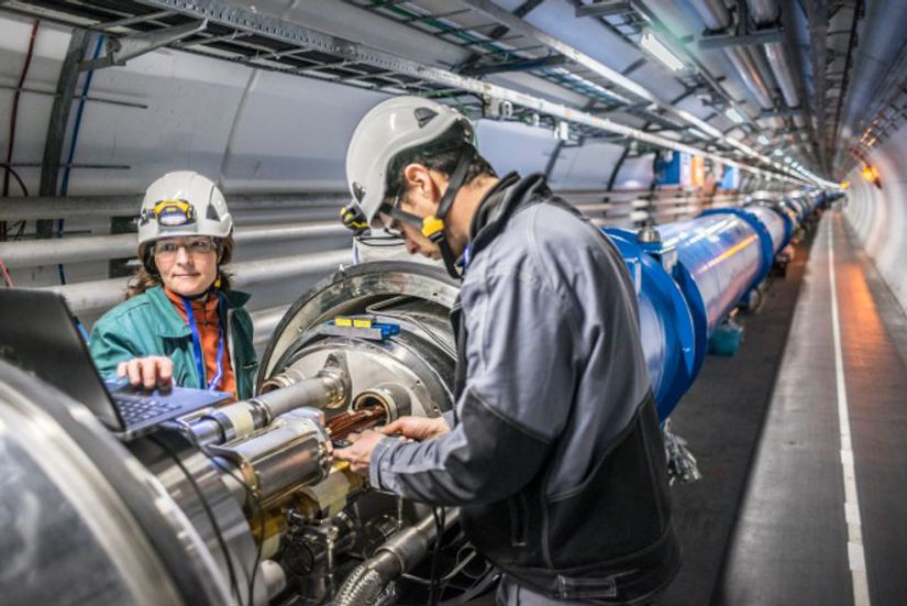 Büyük Hadron Çarpıştırıcısı üzerinde çalışan araştırmacılar.