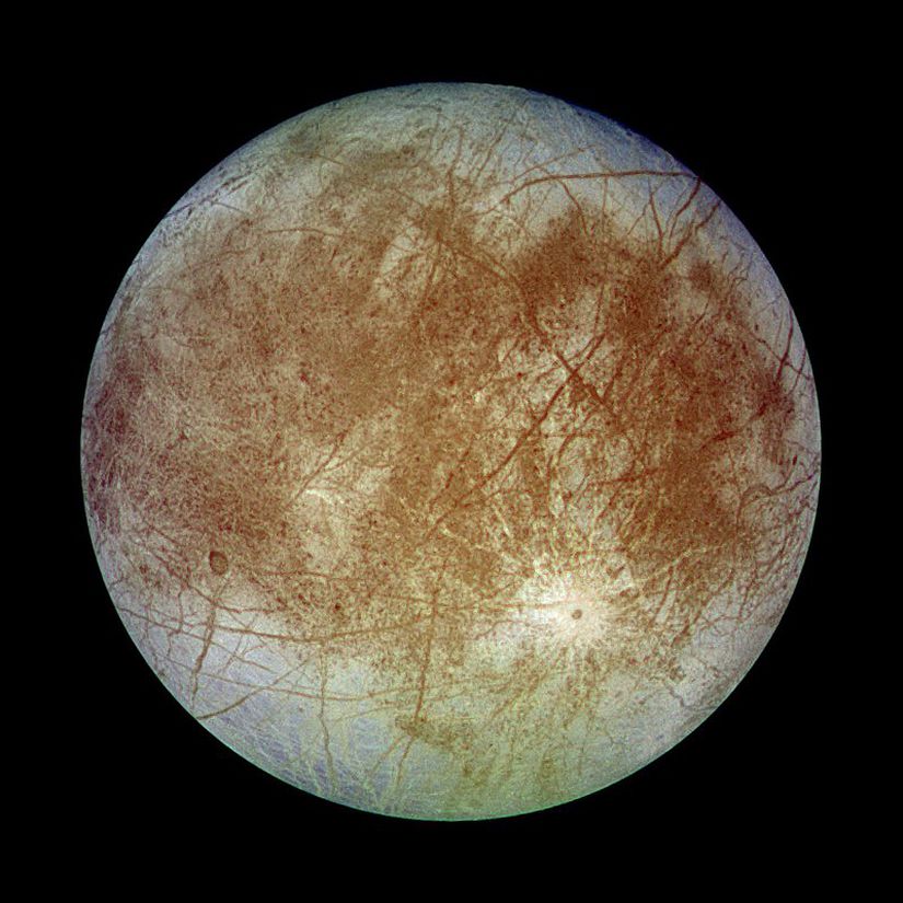 Europa'nın mantosunda bulunan koyu renkli çizgiler şeklinde görülen çatlakların boyu 3000 kilometreyi bulabilmektedir.