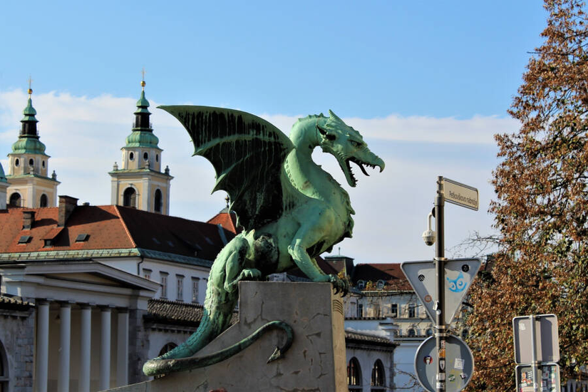 Slovenya'nın başkenti Ljubljana'da bulunan bir köprü üzerinde ejderha heykeli.