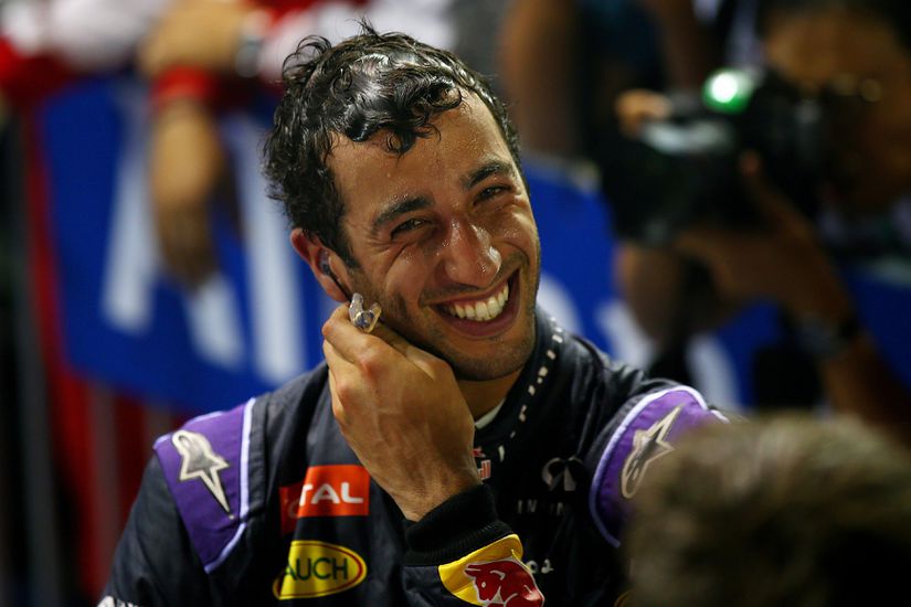 Daniel Ricciardo adlı sürücünün yarış sonrası sıvı kaybını gösteren bir fotoğraf.