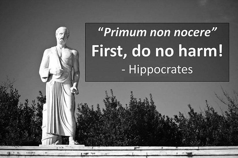 Primum Non Nocere yazısı ve Hipokrat heykeli