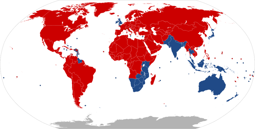 Günümüzde, kırmızı ile boyalı ülkelerde trafik sağ şeritten akıyor. Mavi ile boyalı ülkelerde ise sol şeritten.