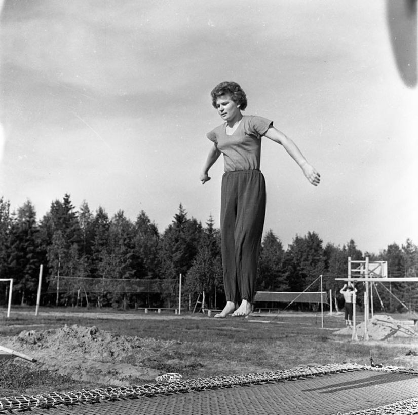 Valentina Tereşkova, trampolin üzerinde eğitimine devam ederken.