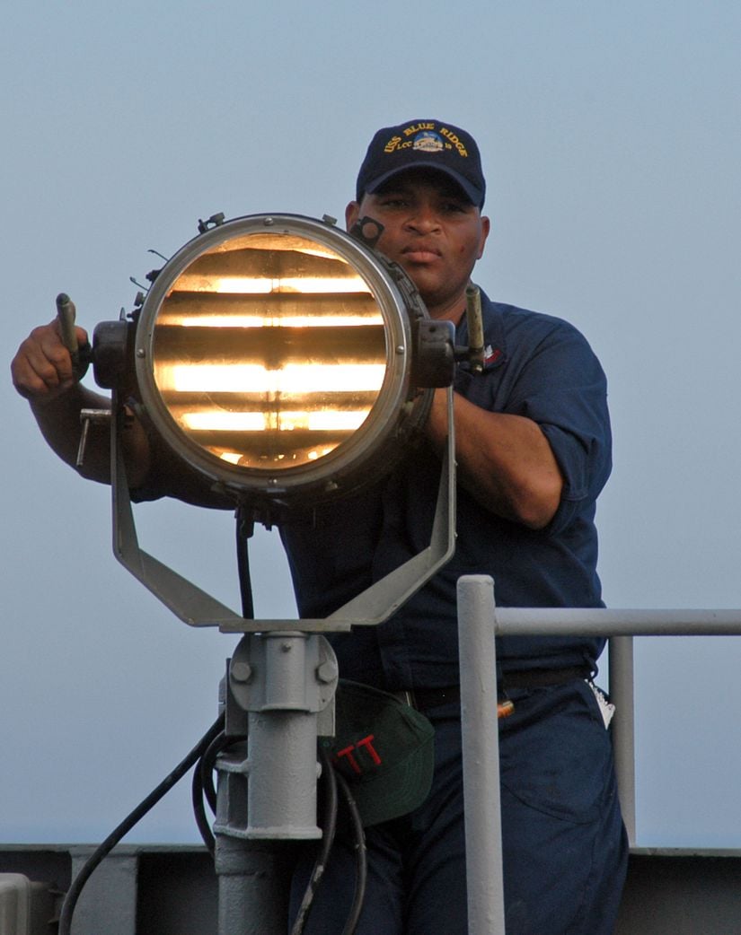 ABD donanmasından bir sinyalci Mors kodunu kullanarak sinyal gönderiyor.