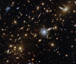 Galaksilerin orta kısımları neden parlak?
