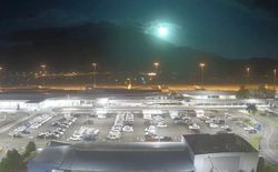 Havaalanı Kamerası Büyük Meteor Patlamasını Yakaladı