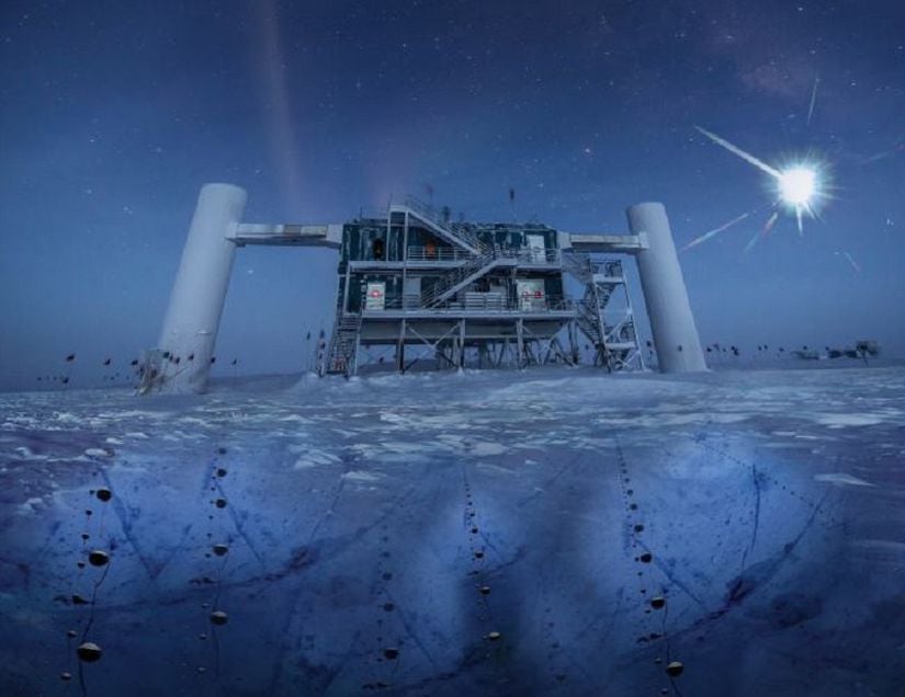 Güney Kutbu'ndaki IceCube laboratuvarının gerçek fotoğrafı üzerine yapılan bir illüstrasyon görüyoruz. İllüstrasyonda uzak bir kaynaktan gelen nötrinolar, buzun altındaki IceCube dedektörlerince saptanmış olarak resmedilmiştir.