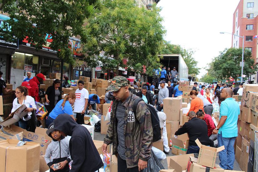 İnsanlar, kriz dönemlerinde genellikle bir araya gelirler. Fotoğraftaki örnek, New York'taki insanların 2017 yılındaki kasırga ve deprem kurbanlarına göndermek için topladıkları yardım malzemelerini gösteriyor.