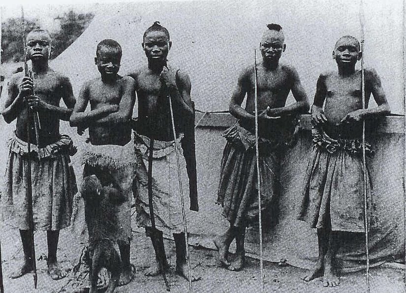 Ota Benga (soldan ikinci) ve Batwa yerlileri...