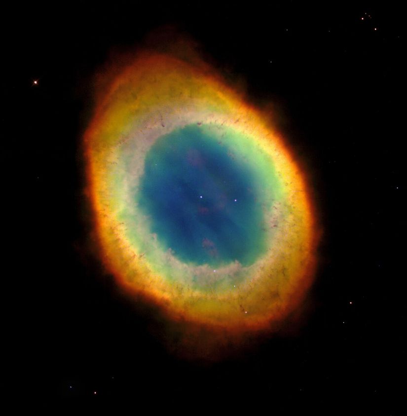 Çalgı Takımyıldızı'ndaki ünlü Halka Bulutsusu'nun bu ayrıntılı fotoğrafı Hubble Uzay Teleskobu tarafından çekilmiştir.