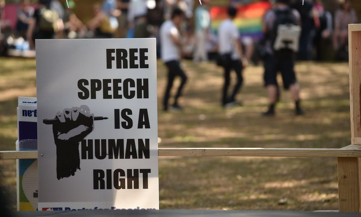 UK Free Speech Debate Escalates Amid Starmer's Online Policy