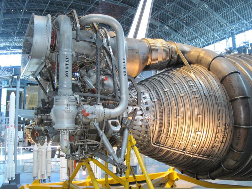 Ünlü Saturn V roketinin F1 motorunun ve bu motoru besleyen turbo pompanın yakın ve detaylı bir görüntüsü.