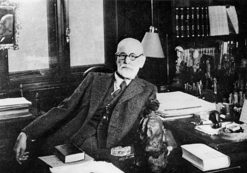Sigmund Freud 1934 yılında Viyana'daki çalışma odasında.