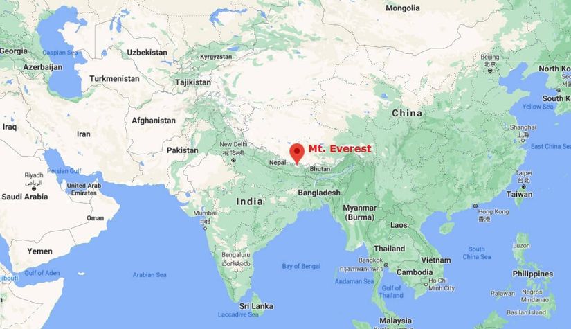 Everest Dağı, Nepal ile Çin'in Tibet Özerk Bölgesi arasındaki sınırda yer alır.