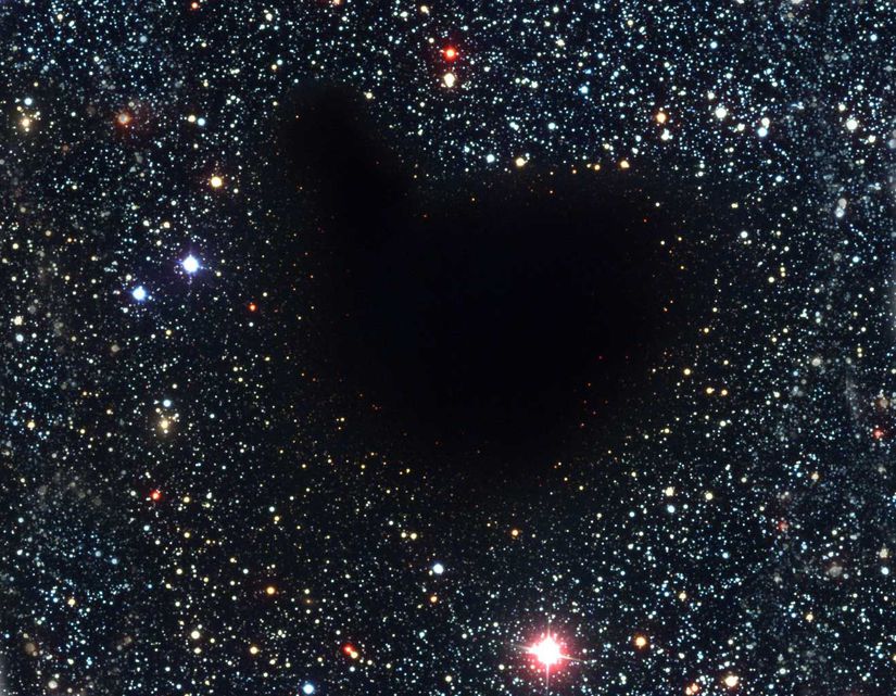Barnard 68 moleküler bulutu. Arkasındaki yıldızlardan gelen tüm görünür ışınları engellediği için siyah gözükür.
