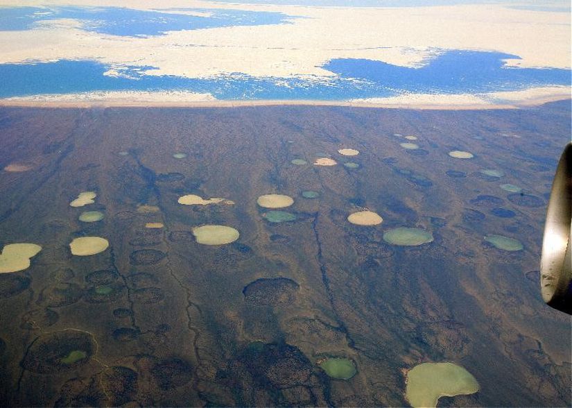 Kanada’nın Hudson körfezinde çekilen fotoğrafta, erime çukurları görülmektedir.