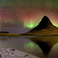 İzlanda Üzerinde Meteorlar ve Auroralar