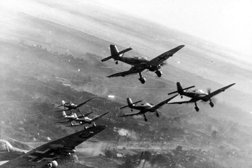 Almanların Blitzkrieg taktiğinin en önemli parçası, 2. Dünya Savaşı'nın seyrini değiştiren uçaklar olmuştur. Alman Hava Kuvvetleri (Luftwaffe), başarılı ve hızlı saldırıları ile Alman ordusunun önünü açmış ve havadan destek sağlamıştır.