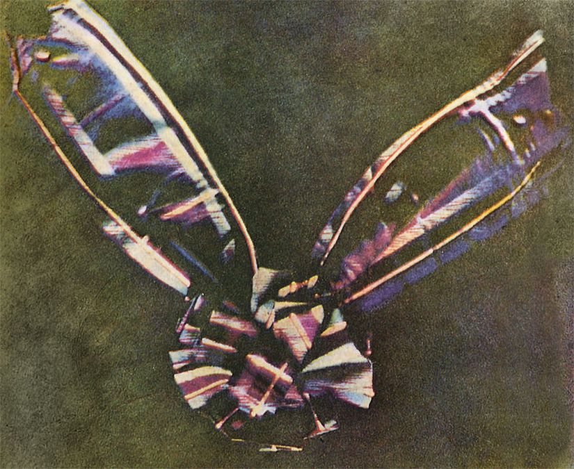 Maxwell yaptığı deneyle ilk renkli fotoğrafı da sunmuş oldu.