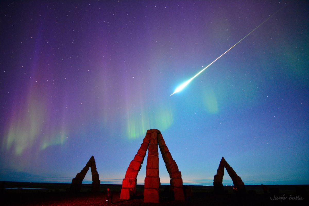 İzlanda Üzerinde Parlak Meteor