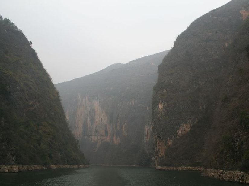 Yangtze nehri ve boğaz vadisi. Yamaçlar dik veya dike yakındırlar. Akarsuyun aşındırarak temele gömülmesi sonucu bu muazzam şekiller ortaya çıkar.