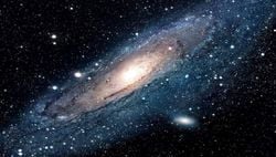 Galaksi çizimlerinde veya animasyonları da neden orta kısımları daha parlak gözüküyor orta kısımlarında nebula veya yıldız gibi maddeler daha fazla mı?