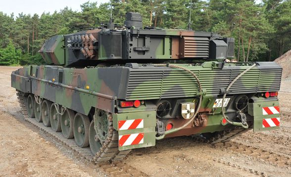 Leopard 2A7V  marka alman tankının arkadan görüntüsü. egzoz borularının ne kadar erişilmez ve korunaklı olduğu rahatlıkla görülüyor :)