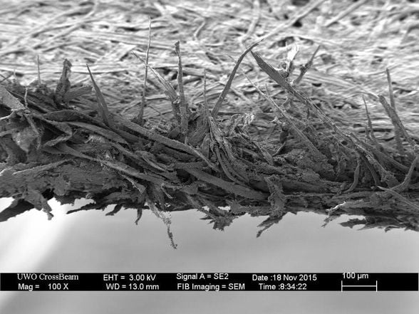 Kağıt kenarının mikroskop altındaki görüntüsü