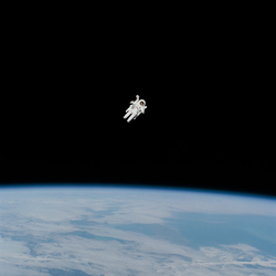 Astronot Bruce McCandless İlk Bağlantısız Uzay Yürüyüşünün 40. Yıldönümü.