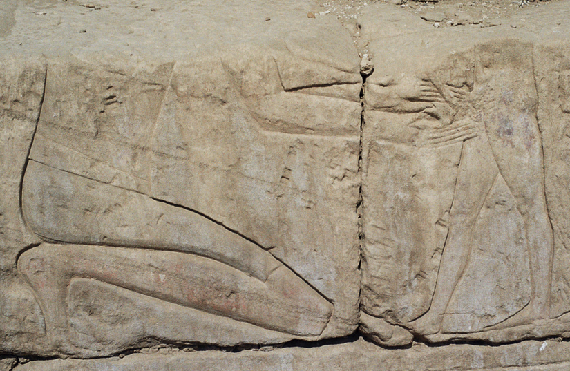 Antik Mısır'a ait, sünneti anlatan bir kalıntı. Khonspekhrod Taponağı'nın kuzey duvarında bulundu.