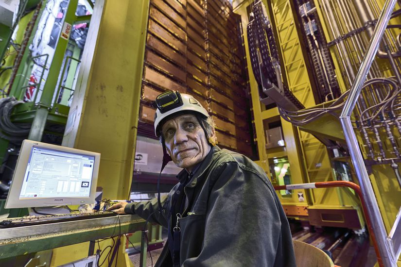 CERN tarafından paylaşılan bu 2018 tarihli fotoğrafda Nikolai Bondar, Cenevre dışındaki Avrupa Nükleer Araştırma Merkezi Büyük Hadron Çarpıştırıcısı tesisinde LHCb müon sistemi üzerinde çalışıyor.