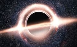 Eğer ışık kütlesiz fotonlardan oluşuyorsa nasıl oluyor da karadelikler tarafından geri yansıtılmaya biliyor?