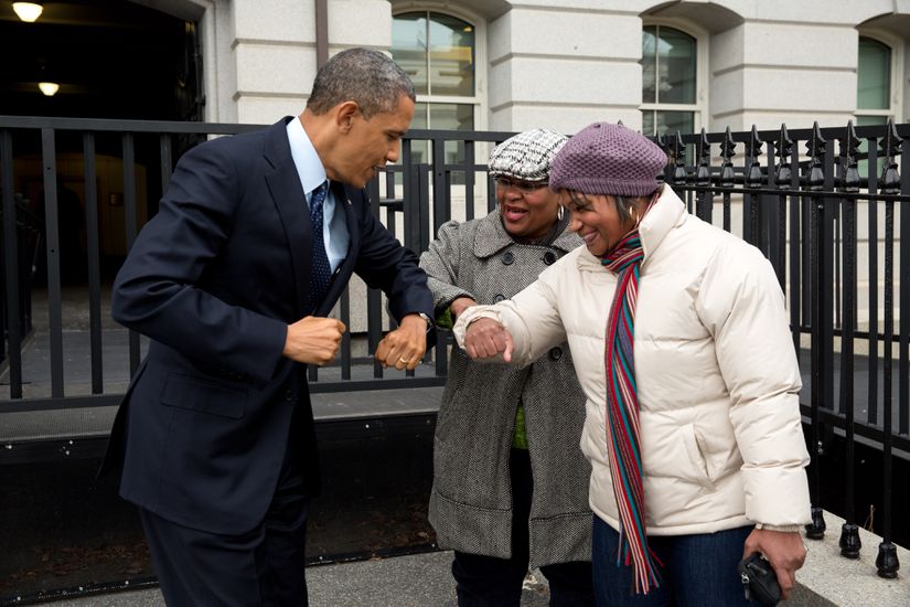 ABD Başkanı Obama, dirsek tokuşturma tipi selamlaşmayı gösteriyor.