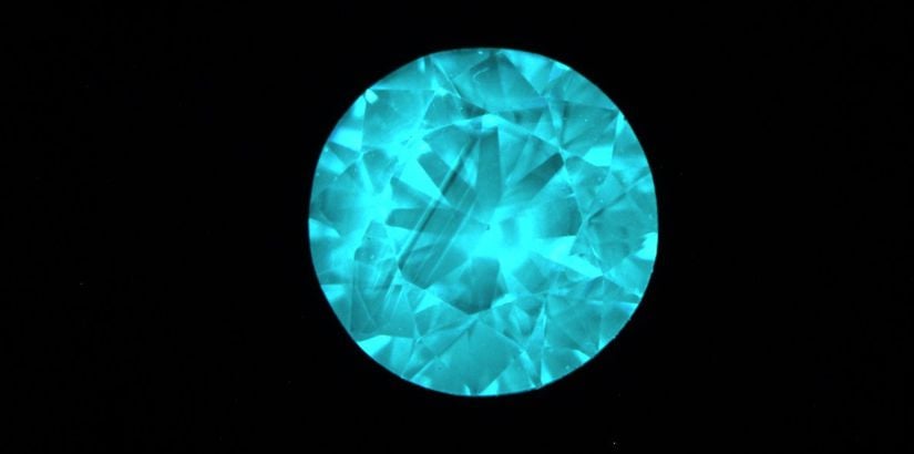 300 nanometre UV ışık altında sentetik elmas