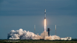 SpaceX'in Falcon 9 Roketi Florida'dan Starlink Uydularını Uzaya Fırlattı.