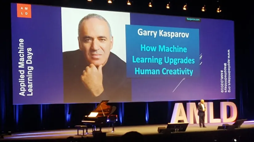 Garry Kasparov EPFL'in (Ecole Polytechnique Federale de Lausanne) Kongre Merkezi'nde sahnedeyken.