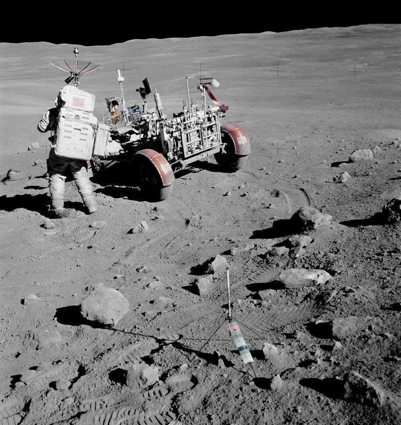 Görsel 7: Apollo 16 görevinde astronot Charles M. Duke Jr. tarafından çekilen fotoğraf. Bahsedilen taş sol alt taraftadır