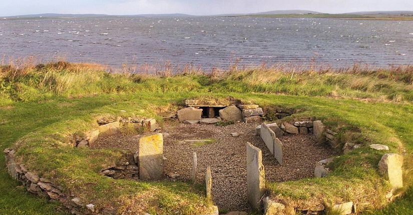 Barnhouse yerleşimi , Orkney, İskoçya'nın Neolitik Köyü . MÖ 3300-2600 inşa edildiği düşünülmektedir.
