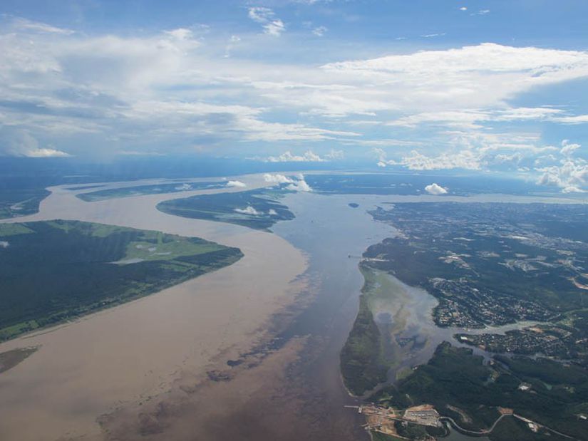 Negro ve Solimoes Nehirlerinin Brezilya'nın Manaus kentinde buluşması...