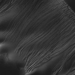  Dry Ice Sled Streaks on Mars 