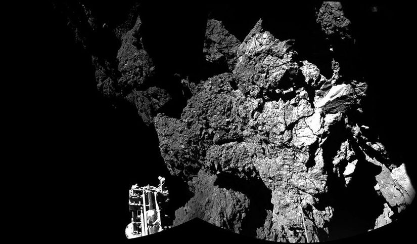 Philae Aracı'nın gönderdiği bir fotoğraf. Ne yazık ki Philae yüzeye tutunamadı ve yerde birkaç defa sektikten sonra kayboldu. Muhtemelen bir kayanın gölgesine girdi ve orada kaldı. Güneş'e yaklaştıkça Philae'nin tekrar canlanacağı umuluyor. Rosetta, 12 Mart'tan beri Philae'den gelebilecek radyo sinyallerini dinlemeye başladı.