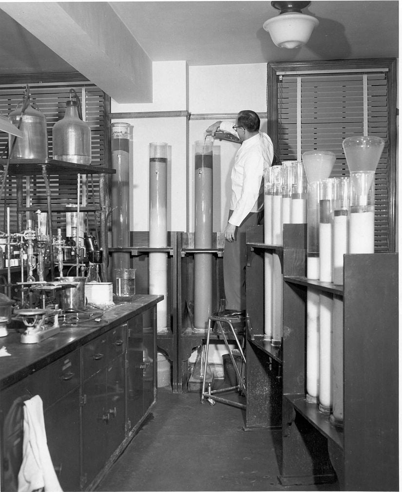 1950'li yıllarda bir bilim insanının kolon kromatografisi çalışması