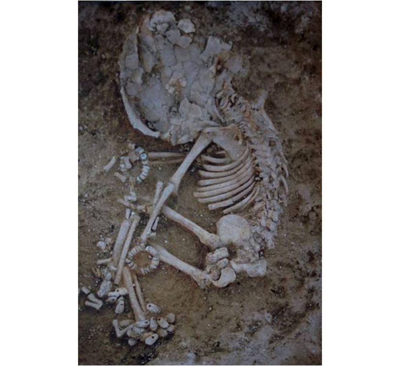Çatalhöyük'te gömülmüş bir bebeğin iskeleti