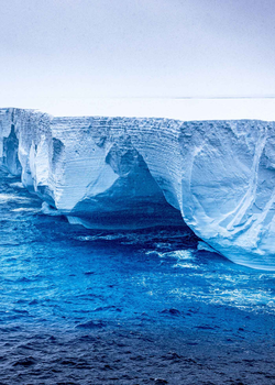 A23a: Antarktika'da Dünya'nın En Büyük Buzdağının İzini Sürmek!