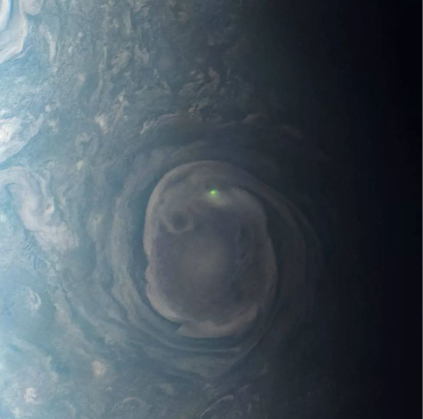 Jüpiter'e ait bu görsel NASA'nın Juno görevi esnasında çekilmiştir. Fotoğrafta görülen yeşil nokta Jüpiter'de oluşan bir yıldırımın yarattığı parlamadır.