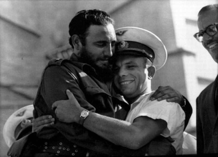 Yuri Gagarin'nin dünya turu sırasında Fidel Castro ile birlikte çekilen fotoğrafı.