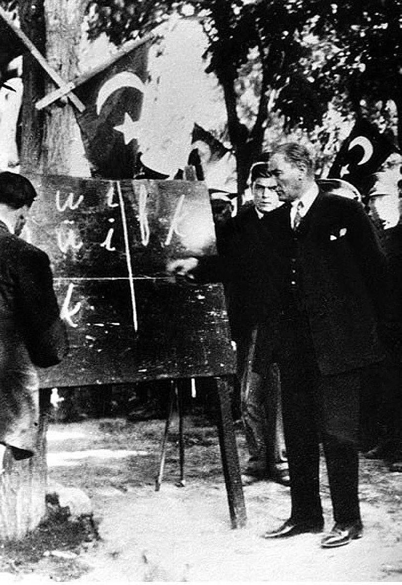 Mustafa Kemal Atatürk 1928'de, Kayseri'deki Cumhuriyet Halk Fırkası önünde, halka yeni Türk harflerini öğretirken.