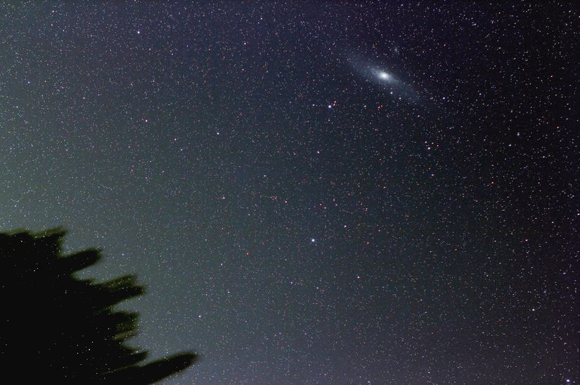 Dünya'dan bakıldığında Andromeda Bulutsusu ya da diğer adıyla Andromeda Galaksisi.
