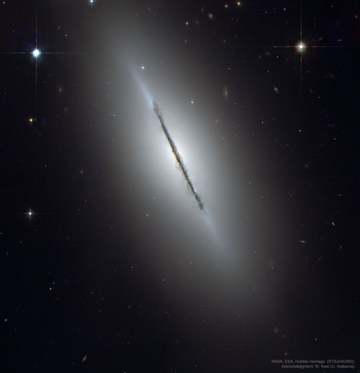 Kenarından Görülen NGC 5866 Galaksisi